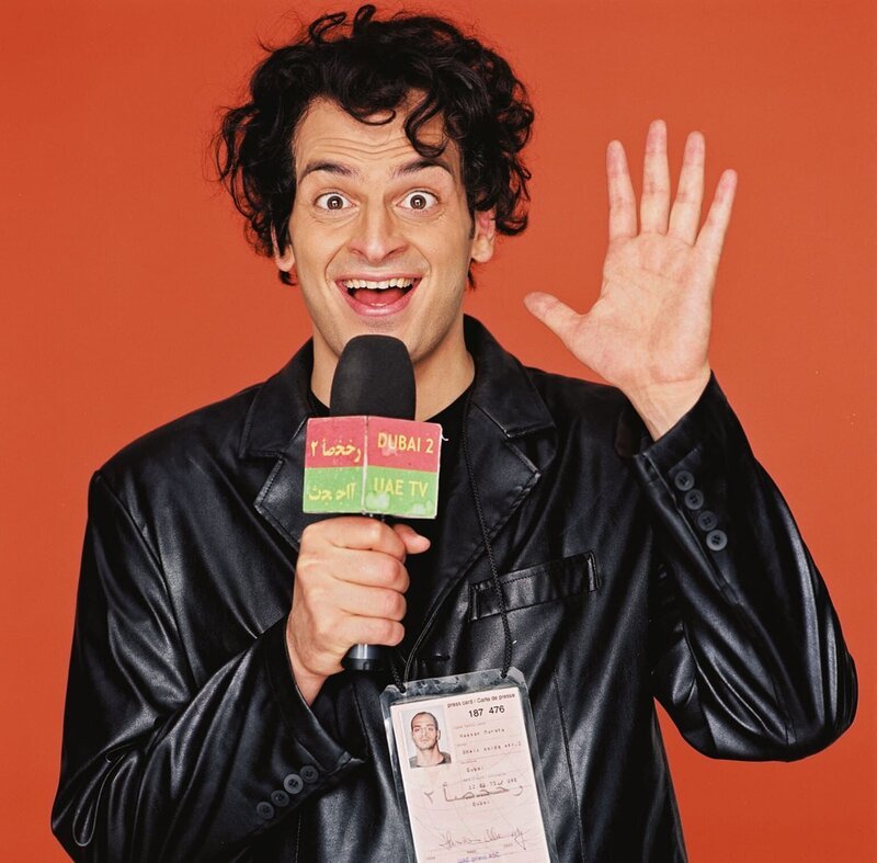 TV-Reporter Tarek ab del Kalek (Kaya Yanar) berichtet für den Fernsehsender Dubai 2 aus Deutschland. – Bild: Sat.1