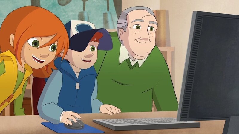 Der Opa von Steffi und Radieschen wurde von einem Betrüger um seine Ersparnisse gebracht. Die Geschwister recherchieren dazu mit ihm am Computer. – Bild: ZDF und Edebé Audiovisual, B-Water