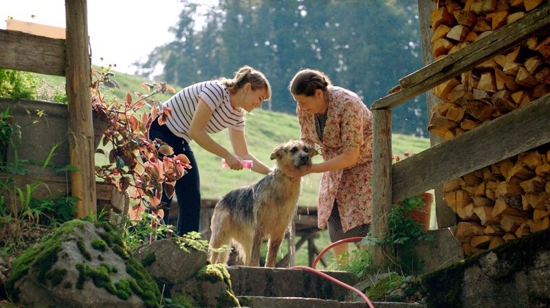 Eva (Ines Hollinger) und Theres (Monika Manz) waschen Racko. – Bild: BR/​Filmbüro Münchner Freiheit GmbH