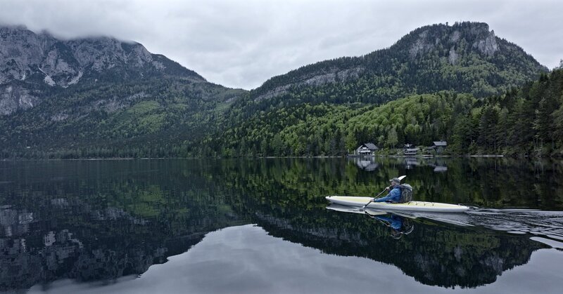 Andreas Mayer im Kajak am Altausseer See. – Bild: ORF/​Wega -Film/​Martin Stoni