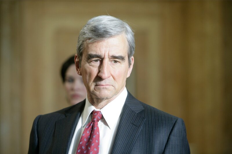 McCoy (Sam Waterston) klagt den ehemaligen Profi-Baseball-Spieler Lange wegen Mordes an der Verlegerin an, doch alle halten diesen Schritt für McCoys Rache wegen des damals gegen Lange verlorenen Prozesses. (hi. Alana De La Garza als Connie Rubirosa) – Bild: NBC Universal, Inc. /​ Virginia Sherwood