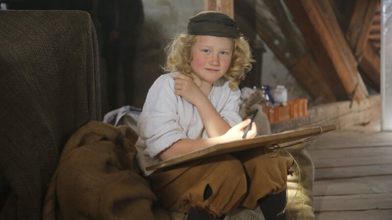 Schon als Kind beeindruckte der junge Rembrandt (Anthony Schaefer) mit seinem außergewöhnlichen Talent. Kein Tag verging ohne Zeichnen. – Bild: ZDF