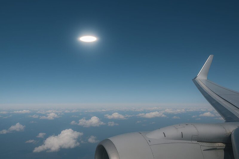 Ein mysteriöses, leuchtendes Objekt schwebt hoch über den Wolken und wurde von Flugzeugpiloten über Pakistan gefilmt. Das Objekt strahlt ein sanftes, pulsierendes Licht aus und scheint sich entgegen herkömmlicher Flugmuster zu bewegen. Aus dem Cockpit ist der dunkle Himmel mit verstreuten Sternen zu sehen, während das seltsame Objekt deutlich in der Ferne sichtbar ist. Die Szene weckt ein Gefühl von Ehrfurcht, Unsicherheit und Faszination. – Bild: Copilot