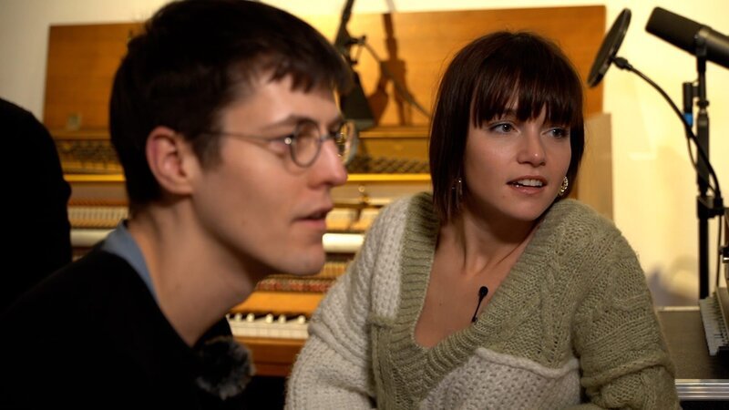Lotte und ihr Produzent Jens im Tonstudio – Bild: Radio Bremen/​Matthias Kind