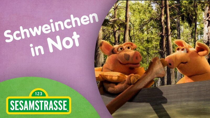 Zwei kleine Schweinchen haben ein Problem. Ihr Boot fährt nicht auf dem Fluss. Das ist ein Fall für Super Grobi 2.0. – Bild: NDR/​Studio Hamburg Produktion/​Sesame workshop