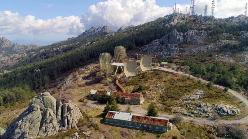 Auf dem Granitmassiv des Monte Limbara befindet sich eine Ansammlung riesiger Antennen, die in alle Richtungen zeigen. – Bild: Beyond Entertainment Limted/​ WeltN24 GmbH
