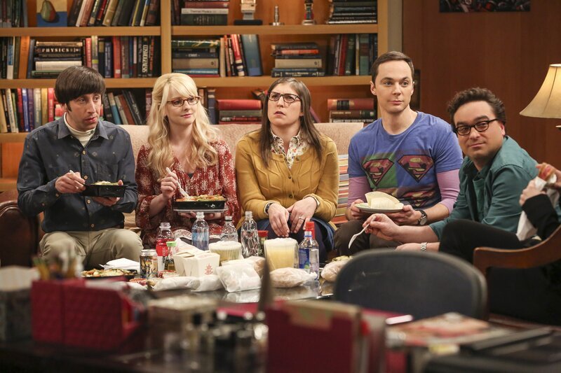 Sind mit ganz unterschiedlichen Themen beschäftigt: (v.l.n.r.) Howard (Simon Helberg), Bernadette (Melissa Rauch), Amy (Mayim Bialik), Sheldon (Jim Parsons) und Leonard (Johnny Galecki) – Bild: WARNER