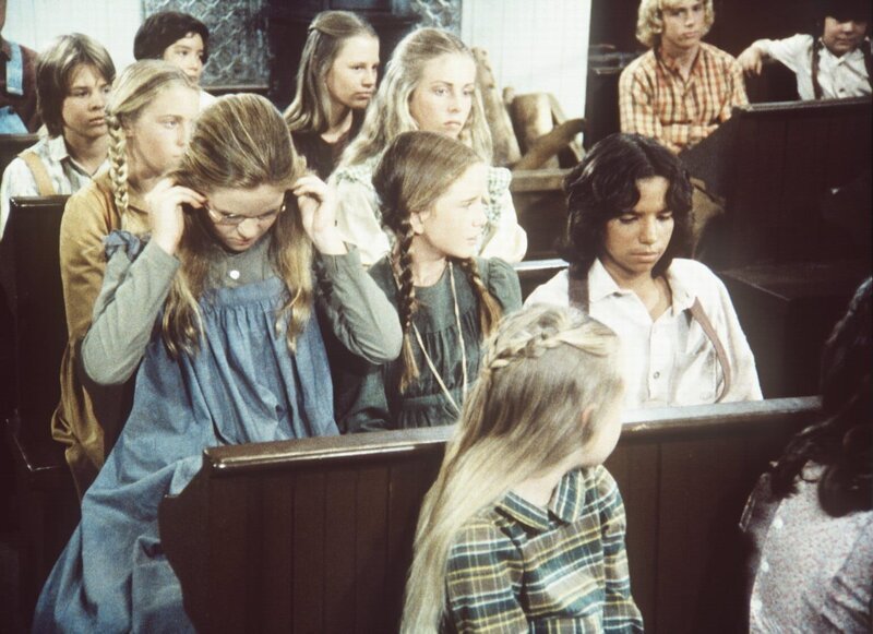 (v.l.n.r.) Mary (Melissa Sue Anderson) und Laura (Melissa Gilbert) bieten Joseph (Caesar Ramirez) einen Platz auf ihrer Schulbank an. – Bild: Sat.1 Gold