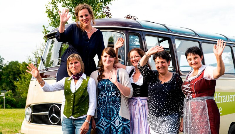 Sieben Landfrauen aus sieben Bezirken treffen sich zum Kochwettbewerb. Die Landfrauen – von links: Renate Schmidt, Kerstin Loy, Johanna Bauer, Susanne Behmenburg, Linda Ha§old und Irmgard Miller. – Bild: BR/​megaherz gmbh