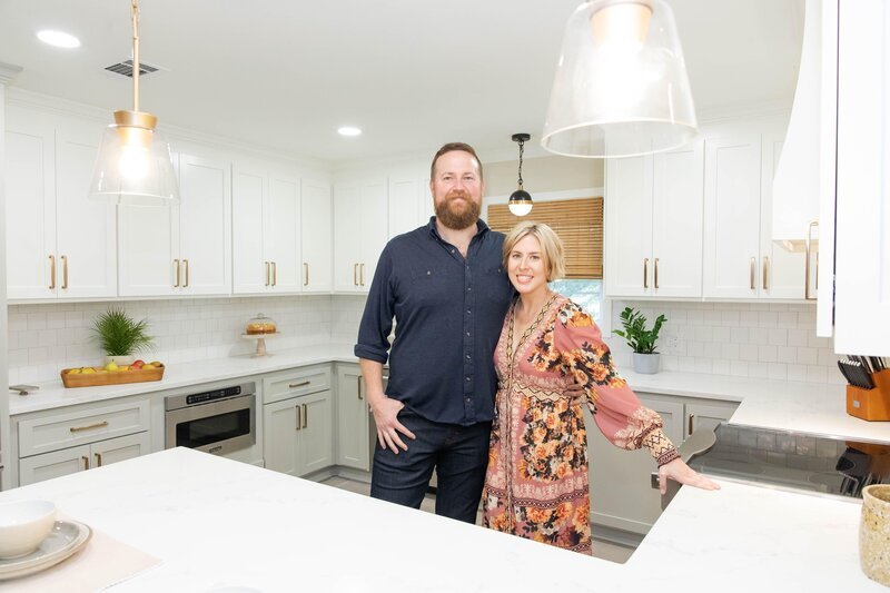 Ben and Erin Napier in the kitchen of the Verrette house on reveal day, as seen on Home Town, Season 7. – Bild: Discovery, Inc.