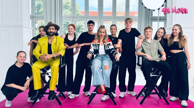 Die My Move Dancecrew am Coachestag gemeinsam mit Massimo Sinato, Iggi Kelly und Sarah Hammerschmidt. – Bild: rbb/​STARSHIP FILM