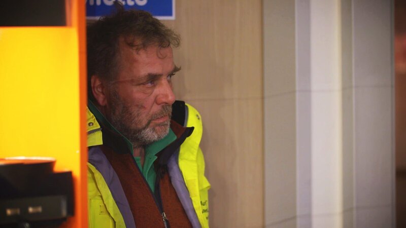 Autohofchef Thomas ist verärgert. – Bild: Warner Bros. Discovery