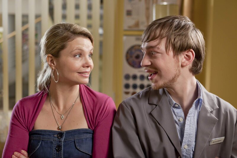 Sind völlig überrascht, als sie Beas Verehrer sehen: Danni (Annette Frier, l.) und Hannes (Tino Mewes, r.) … – Bild: Frank Dicks