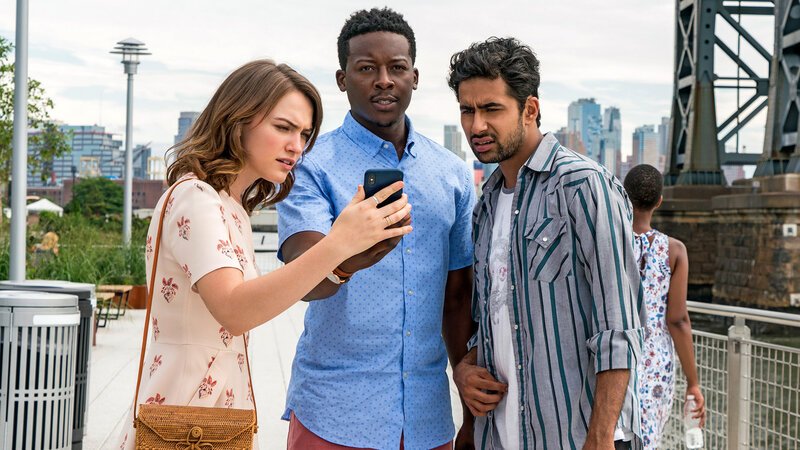 Heavenly Taco Truck – Miles’ wallet is stolen when he, Rakesh and Cara check out a food truck the God Account suggests that he „like.“ Pictured L to R: Violett Beane as Cara Bloom, Brandon Micheal Hall as Miles Finer and Suraj Sharma as Rakesh Singh. – Bild: Barbara Nitke /​ Warner Bros. Entertainment Inc.