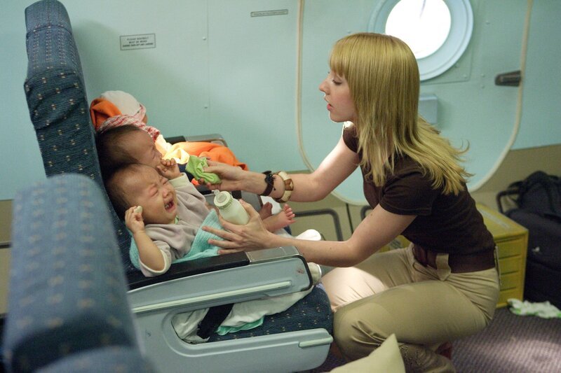 RE-ENACTMENT STILL: Nurse Linda Adams (played by Sarah Slywchuk) consoles the crying babies. – Bild: Cineflix /​ Ian Watson