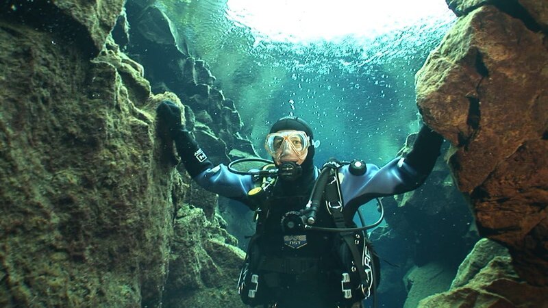 Willi taucht in Silfra-Spalte zwischen Kontinentalplatten. – Bild: BR/​megaherz gmbh