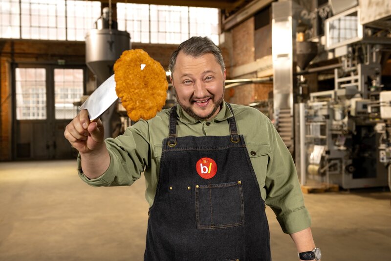 Produktentwickler Sebastian Lege baut in seiner Werkstatt ein Industrie-Schnitzel nach. Hoch verarbeitet und tiefgekühlt, hat dieses Produkt mit traditionellem Kochhandwerk nicht mehr viel zu tun. Mittlerweile setzen über 80 Prozent aller Restaurants in Deutschland auf Convenience-Produkte aus der Lebensmittelindustrie. – Bild: Lars_Doering /​ ZDF