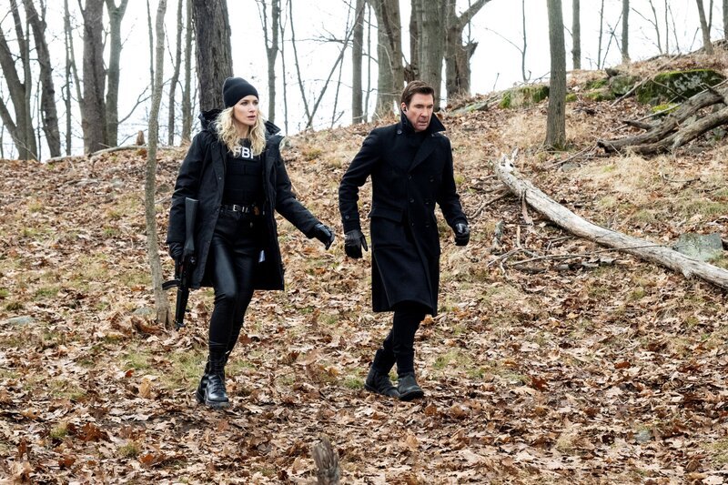 Nina Chase (Shantel VanSanten, l.); Remy Scott (Dylan McDermott, r.) – Bild: Mark Schafer /​ CBS ENTERTAINMENT /​ CBS Broadcasting Inc.