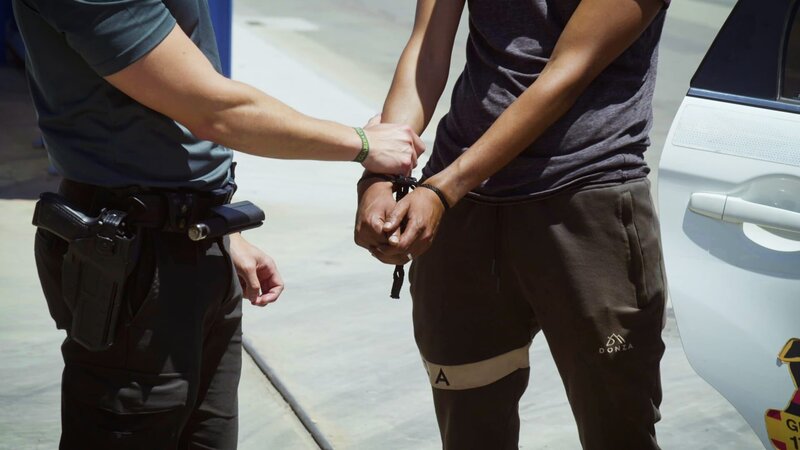 Grenzsoldat nimmt Mann fest – Bild: Warner Bros. Discovery