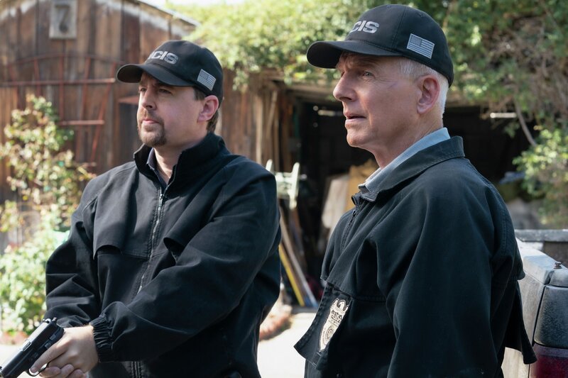 L-R: Timothy McGee (Sean Murray) und Gibbs (Mark Harmon) – Bild: Erik Voake /​ CBS Broadcasting Inc.