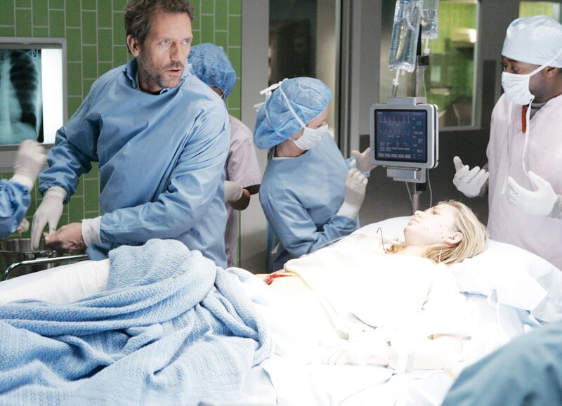 Dr. House im OP: Hugh Laurie als Dr. Gregory House (l.), Mika Boorem als Patientin Hannah Morgenthal. – Bild: SUS /​ SF