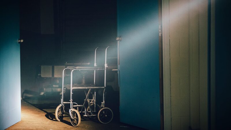 Krankenhausrollstuhl nachts auf einem Flur – Bild: TLC (DEUT)