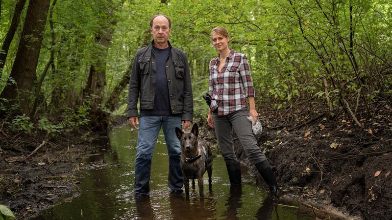 Jakob Stiller (Ulrich Noethen) und Kira Engelmann (Bettina Burchard) sind auf der Spurensuche. – Bild: ZDF und Georges Pauly