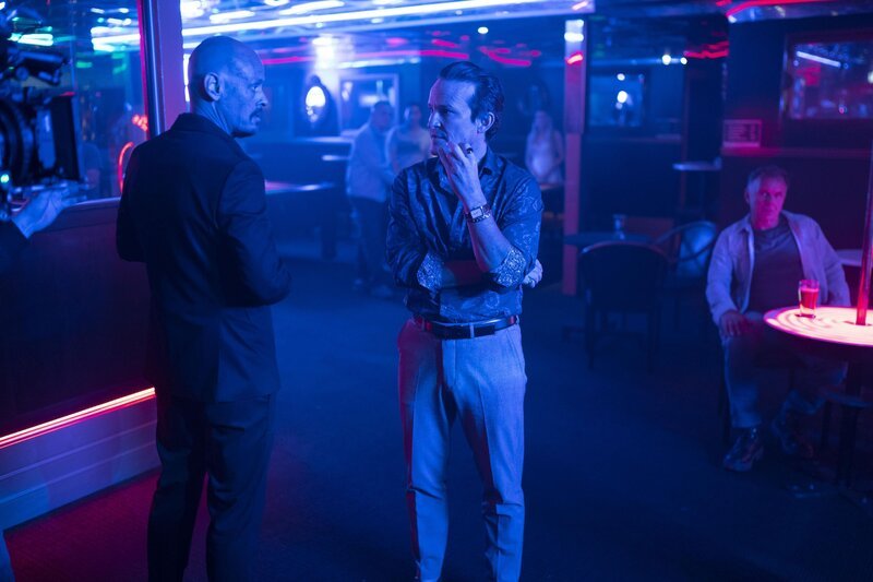 Ray Shoesmith (Scott Ryan, l.); Freddy (Damon Herriman, r.) – Bild: FX Networks, LLC. /​ Mark Rogers