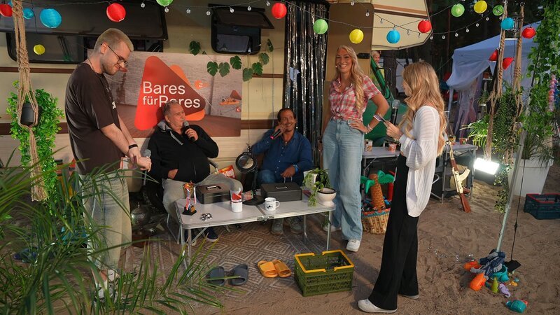 JenNyan (r.) und Faister (l.) treten im Streamergarten in der „Bares für Rares“-Challenge gegeneinander an. Host Starletnova (2.v.r.), Waldi (2.v.l.) und Julian (M.) sind gespannt. – Bild: ZDF und Sascha Vojticsek JenNyan (r.) und Faister (l.) treten im Streamergarten in der „Bares für Rares“-Challenge gegeneinander an. Host Starletnova (2.v.r.), Waldi (2.v.l.) und Julian (M.) sind gespannt. – Bild: ZDF und Sascha Vojticsek