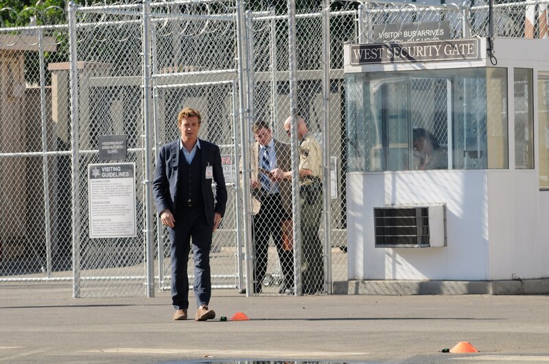 Ein neuer Fall stellt Patrick Jane (Simon Baker) vor eine schwere Entscheidung … – Bild: Warner Bros. Television