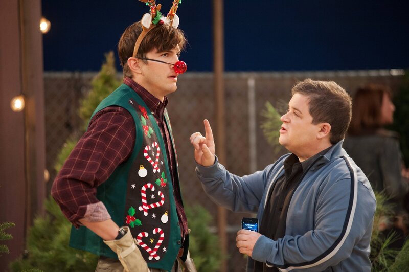Walden (Ashton Kutcher, l.) muss seine zwei Identitäten unter einen Hut bringen – den reichen Walden und den armen Sam. Doch das fällt ihm gar nicht so leicht, denn Billy Stanhope (Patton Oswalt, r.), sein Geschäftspartner, taucht mit einer ganz besonderen Nachricht auf … – Bild: Turner /​ Warner Bros. Entertainment Inc.