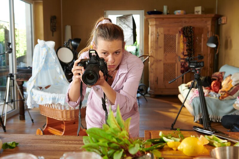 Maja (Kristin Suckow) arbeitet als Foodbloggerin. Doch seit der Geburt ihrer kleinen Tochter Nele kommt sie kaum dazu, denn die Kleine schreit fast unaufhörlich. – Bild: ZDF und Walter Wehner