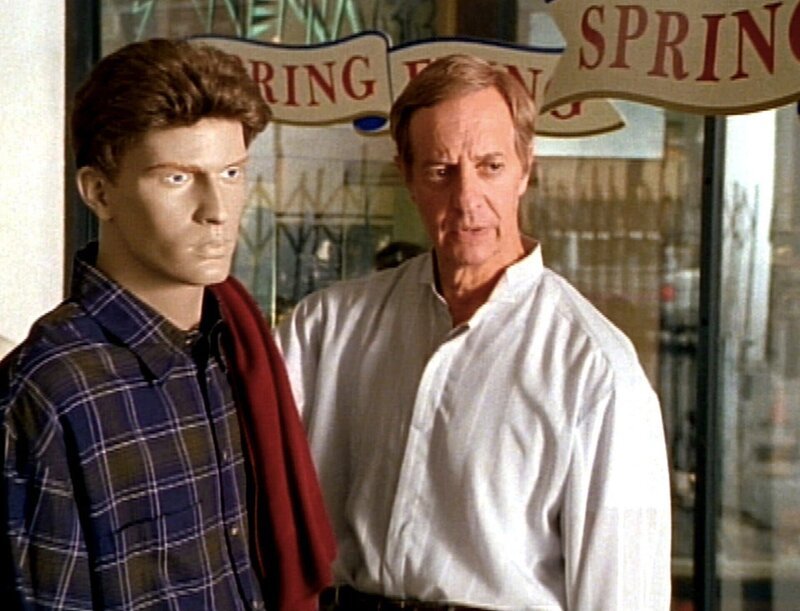 Basil Hoffman hat die Rolle eines alten Dekorateurs, der seine Schaufenster mit sehr viel Liebe dekoriert. Als sein Lehrling seine Stelle an sich reissen will, machen die Schaufensterpupen nicht mit … – Bild: c/​RTL II