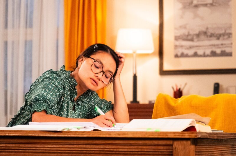 Lien (Nui Nguyen) ist zu erschöpft, um sich beim Lernen zu konzentrieren. – Bild: BR/​Lena Semmelroggen