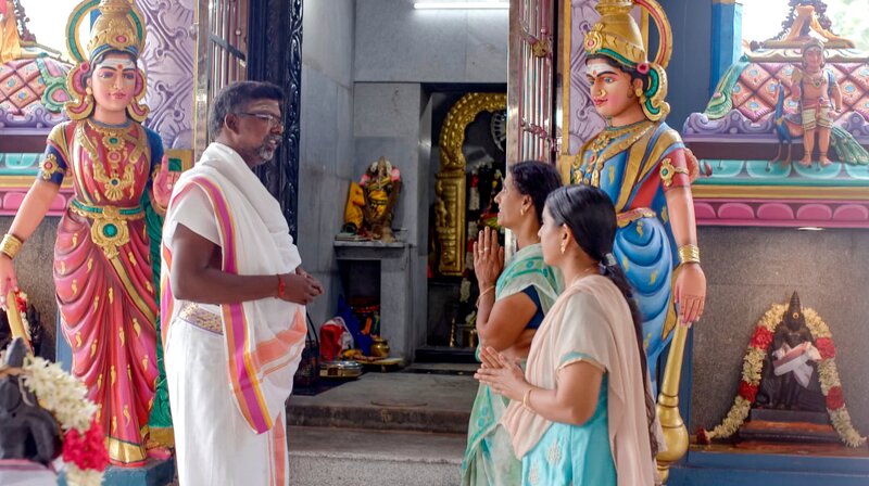Venkatesh Perumal hilft in seiner Freizeit als Priester in einem Tempel in Moolakulam, einem Vorort von Pondicherry aus. – Bild: NDR/​Roopa Rao