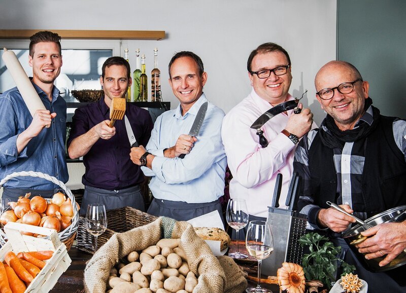 SRF bi de Lüt Männerküche Folge 1 Gruppenbild der Protagonisten: Beat Büschlen, Elias Bartlome, Urs Bartenschlager, Daniel Wechsler und Hans Tröler – Bild: SRF/​Ueli Christoffel