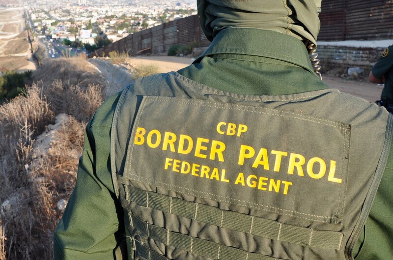 SAN DIEGO, CA, USA: A border patrol agent surveys the international boundary that separates San Diego from Tijuana. This San Ysidro border crossing is the busiest in the world, with over 40 million people entering the U.S. through this port in 2005 alone. – Bild: NGT