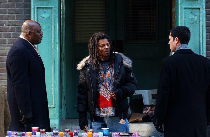 In ihrem neuen Fall werden Will (Thom Barry, l.) und Scott (Danny Pino, r.) auf Kiki (Phil LaMarr, M.) aufmerksam … – Bild: TVN/​WB