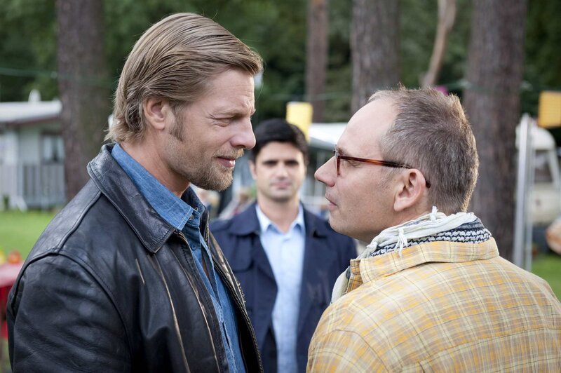 Falko Schlosser (Michael Lott, r.) hat einfach Pech: Auch nach 20 Jahren Koma hat Mick (Henning Baum, l.) zur Überraschung von Andreas (Maximilian Grill, M.) nicht vergessen, dass Schlosser ihm einst anlässlich einer Demo Farbbeutel ins Gesicht geschmissen hat … – Bild: Martin Rottenkolber