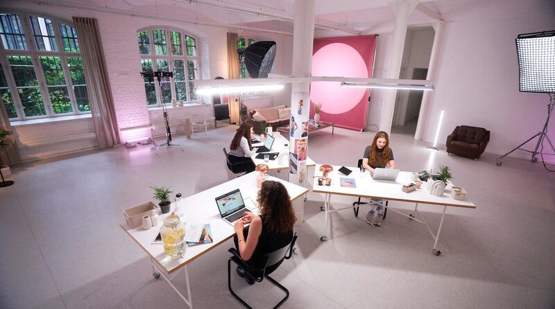 Die team.recherche-Journalistinnen bei der Arbeit – Bild: SWR/team.recherche Die team.recherche-Journalistinnen bei der Arbeit – Bild: SWR/team.recherche