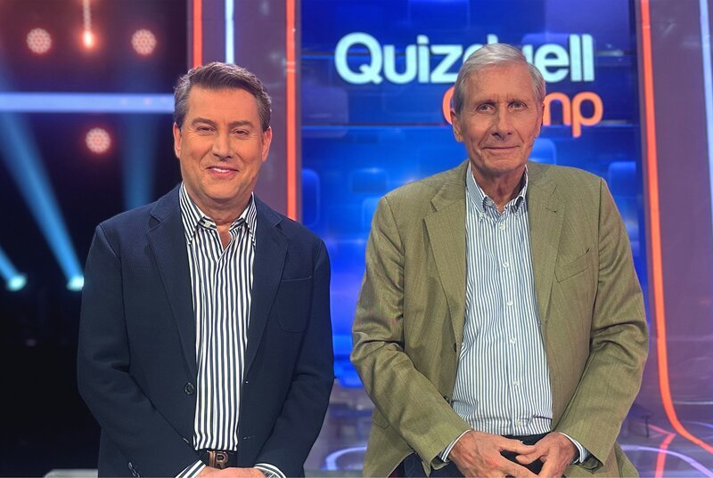 Die Kandidaten des Teams „Nachricht“: Jens Riewa (l.) und Ulrich Wickert (r.). – Bild: ARD/​ITV Studios
