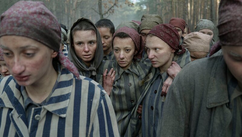 Anna Próchniak as Gita Furman & Mili Eshet as Ivana & Tallulah Haddon as Hanna in the Death March from Auschwitz. – Bild: Sky