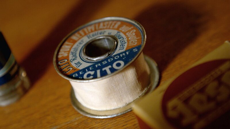 Cito sollte eigentlich ein neues Plaster werden, aber es klebte zu stark an der Haut. Cito war der Vorläufer von Tesafilm. – Bild: NDR/​Docstation