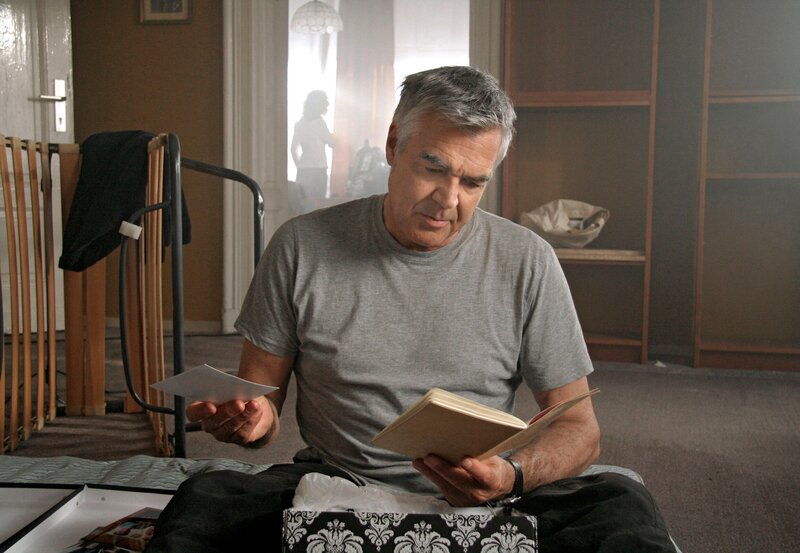Henry (Michael Greiling) liest auf dem Dachboden Briefe von Annekes verstorbener Mutter. – Bild: ARD/​Peter B. Kossok