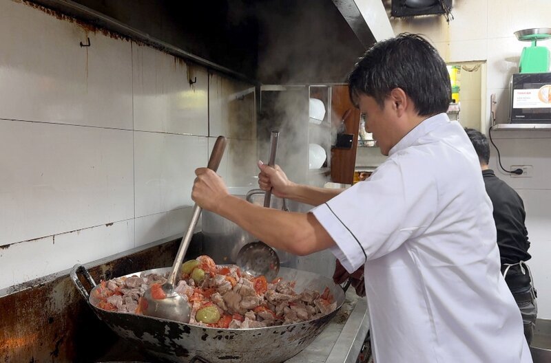 Der Chefkoch Trần Tuấn bereitet ein vietnamesisches Fondue zu. – Bild: Elephant Doc