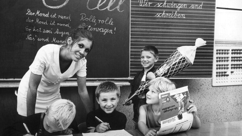 Schulbeginn Ende der 60er Jahre: Kinder einer Grundschulklasse kurz nach der Einschulung bei ersten Schreibübungen. – Bild: ZDF und dpa