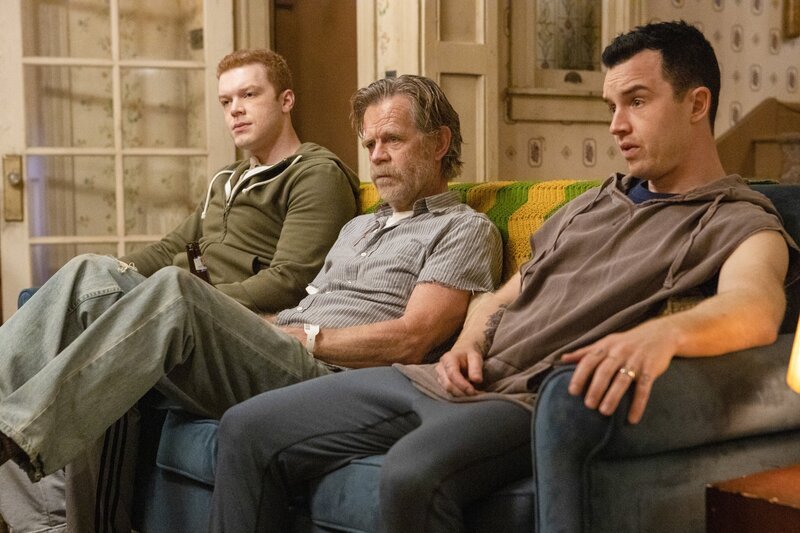 (v.li.): Cameron Monaghan (Ian Gallagher), William H. Macy (Frank Gallagher), Noel Fisher (Mickey Milkovich). – Bild: ORF/​TELE-München/​Warner/​Showtime/​Paul Sarkis