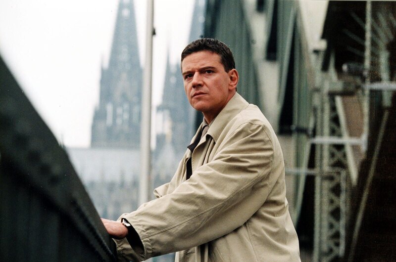 Taube (Christian M. Goebel) muss Jupp eine schreckliche Nachricht überbringen: Jupps alte Flamme Irene ist soeben tot aus dem Rhein gezogen worden. – Bild: Sat.1 emotions