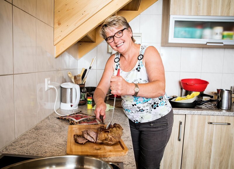 SRF bi de Lüt Landfrauenküche – Irene Schmid, Flühli LU Folge 2 Irene Schmid – Bild: SRF/​Ueli Christoffel