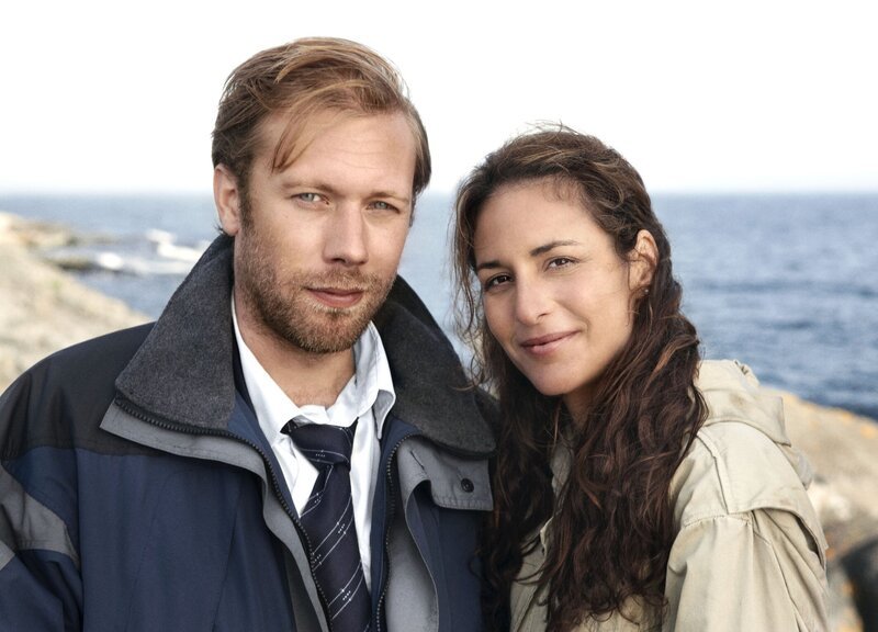 Ein ungewöhnliches Team: Polizist Thomas (Jakob Cedergren) findet in Nora (Alexandra Rapaport) eine Verbündete. – Bild: TV4 Sweden